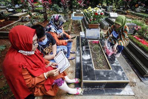 Tradisi Ziarah Kubur Jelang Ramadhan Antara Foto