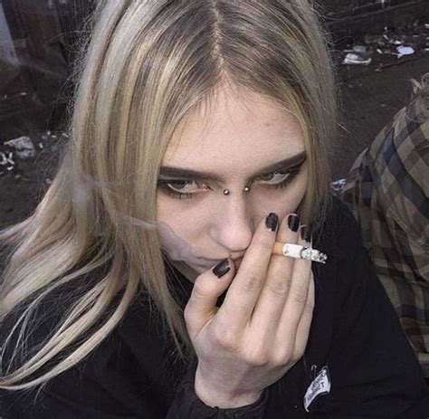 Women Smoking Girl Smoking Cigarette Aesthetic Emo Aesthetic Estilo