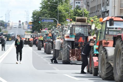 Poljoprivrednici Protestuju U Novom Sadu Traktori Parkirani Kod Banovine