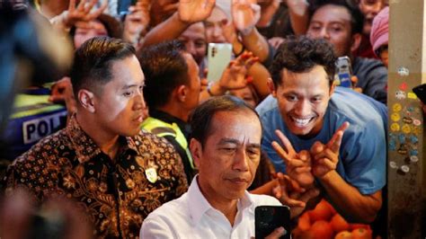 Gaya Jokowi Kunjungi Pasar Chow Kit Bareng Pm Malaysia Foto Tempo Co