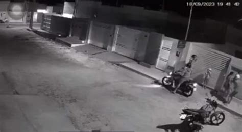 VÍDEO dupla armada aborda casal duas crianças e rouba motocicleta