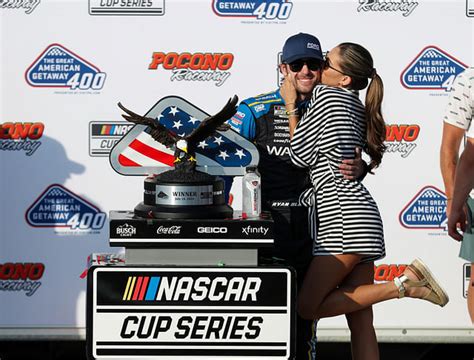 In Pictures Nascar Champion Ryan Blaney Gets Victory Kiss On The Cheek By Gianna Tulio During