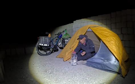 骑行青藏线，遭遇大风路过羊八井，寻找野温泉半夜露营砖厂 追梦人张大飞 追梦人张大飞 哔哩哔哩视频