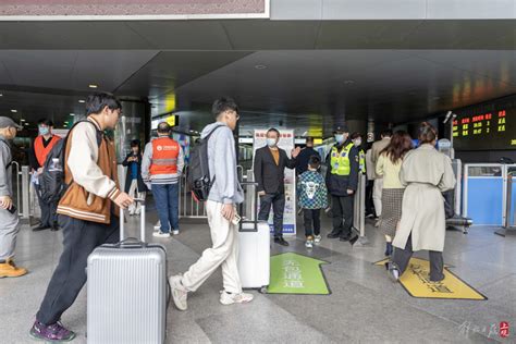 上海南站换乘地铁试点免二次安检首日，排长队现象不再 不用大包小包拎上拎下，方便多了