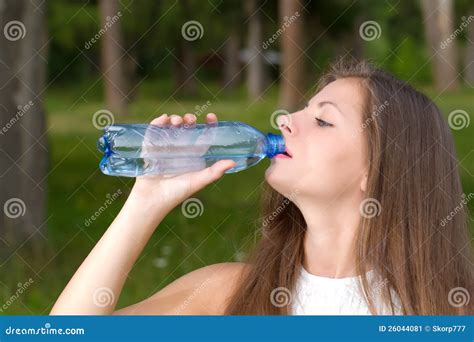 Le Femme Boit L Eau De La Bouteille Image Stock Image Du Herbe