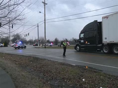 Lmpd 1 Dead 1 Hospitalized After Crash On Greenbelt Highway Near