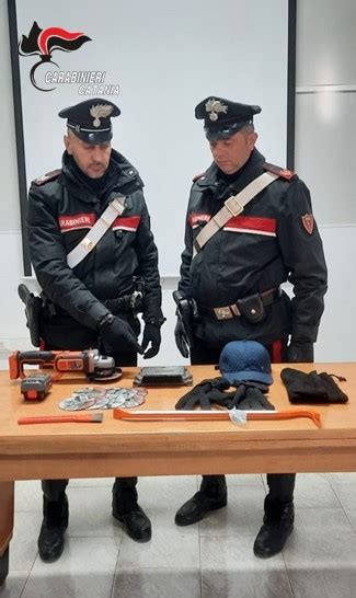 Fuggono A Folle Velocit Per Sfuggire Ai Carabinieri