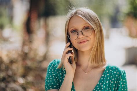 Portrait De Femme Blonde Dans La Rue Photo Gratuite