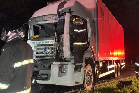 Colis O Entre Caminh Es Deixa Motorista Preso S Ferragens Na Rodovia