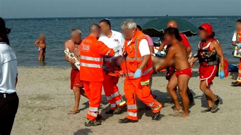 Ragazzo Di Anni Fa Il Bagno Al Mare Con Gli Amici E Annega