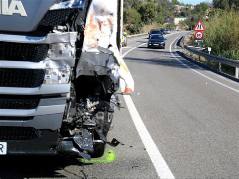 Un motorista mor en xocar contra un camió X A Tortosa Successos