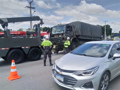 Acidente entre caminhão do Exército ônibus e carro deixa quatro