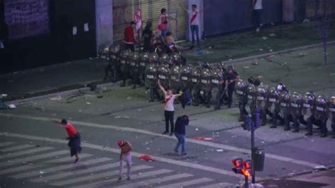 Disturbios En Buenos Aires Para Dispersar A Los Violentos Que