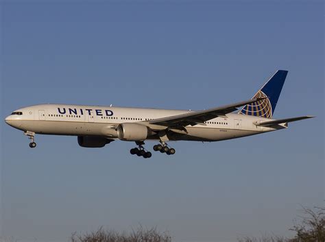 N793UA Boeing 777 222 ER About To Land Onto RWY 27L LHR Flickr