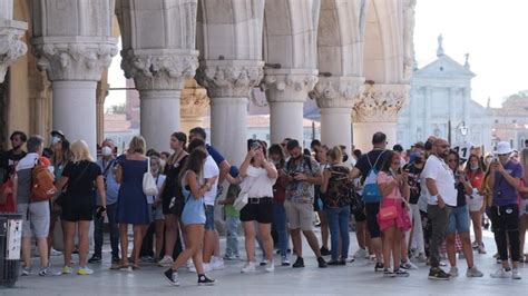 Venecia planea cobrar a los turistas 8 dólares por día de visita Este