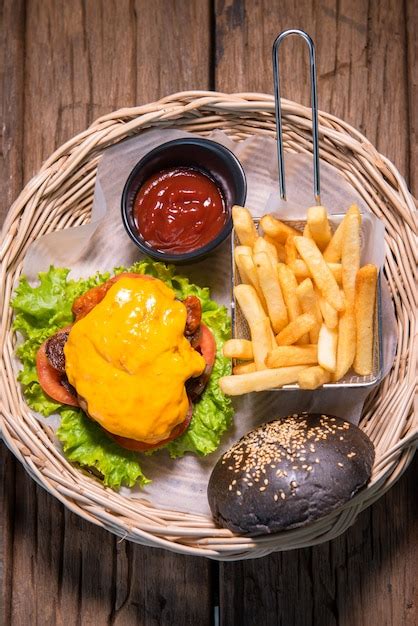 Hamb Rguer De Queijo De Frango E Churrasco Cebola Tomate E Alface