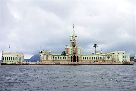 Ponto alto do passeio pela Baía de Guanabara Ilha Fiscal Famosa por