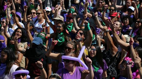 VIDEO Mujeres realizan intervención de colectivo Las Tesis en Antofagasta