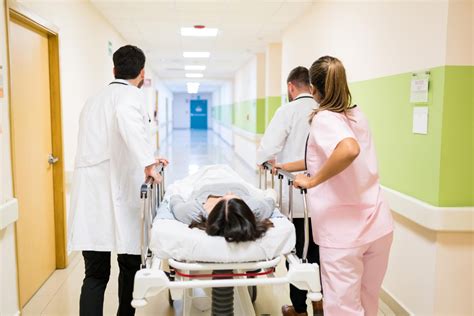 Médico De Urgencias Funciones Y Qué Estudiar Para Serlo