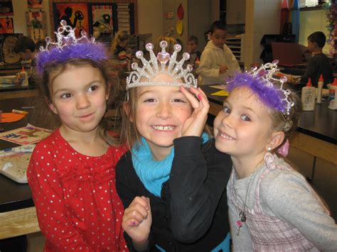 Jamestown Elementary Art Blog Kindergarten King And Queen Self Portraits