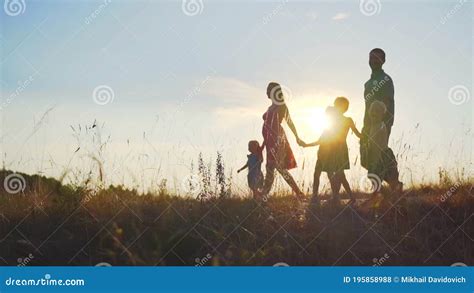 Siluetas De Una Familia Grande Feliz Con Un Perro Caminan Al Fondo Del