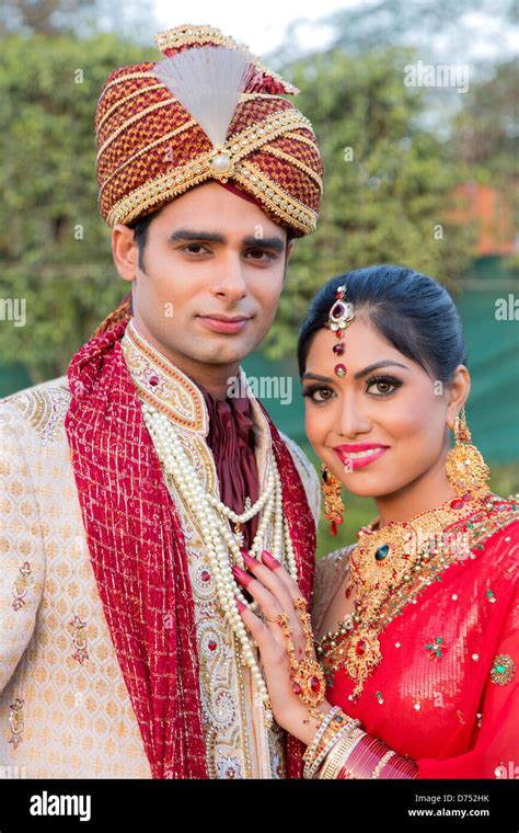 Indian Bride And Groom In Traditional Wedding Dress Stock Photo Alamy