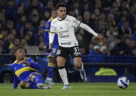 Destaque Do Corinthians Sub Luiz Gustavo Bahia Assina Primeiro