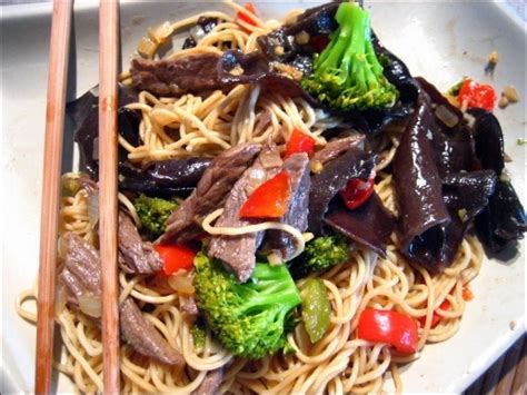 Sauté de bœuf au brocolis champignons et nouilles chinoises Happy