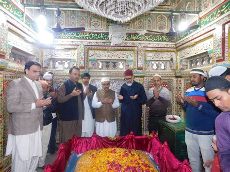 High Commissioner Sohail Mahmood Places Chaddar At Dargah Hazrat