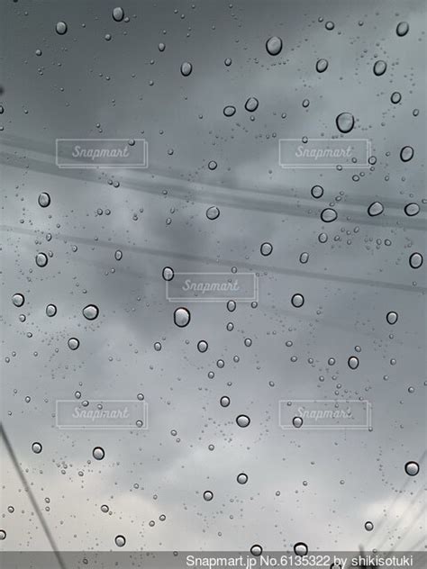 ガラスについた雨水の写真・画像素材 6135322 Snapmart（スナップマート）