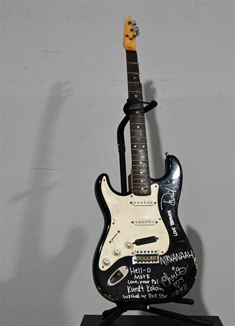 Guitarra quebrada por Kurt Cobain é leiloada por quase R 3 milhões