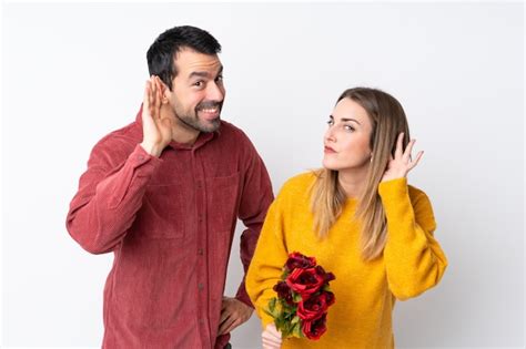 Casal No Dia Dos Namorados Segurando Flores Sobre Parede Isolada