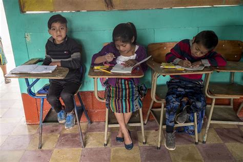 Niños indígenas atraviesan dificultades en su regreso a clases