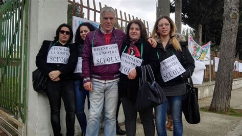 La Protesta Dei Genitori Davanti Alla Scuola Rodari