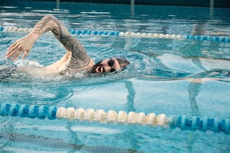 CONSEJOS PARA MEJORAR LA BRAZADA EN NATACIÓN Run On World