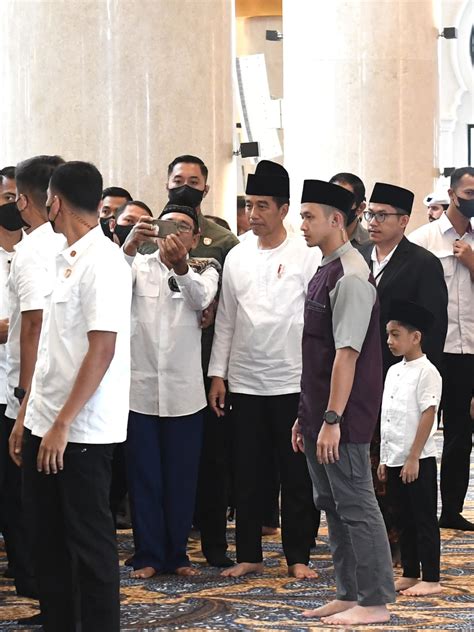 FOTO Nikmati Akhir Pekan Presiden Ajak Cucu Salat Jumat Berjemaah