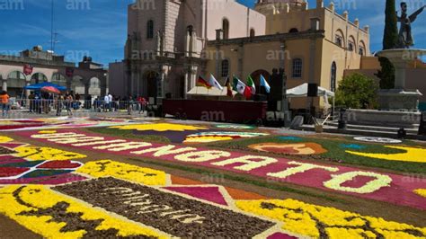 Llenan de colores a Uriangato en honor a San Miguel Arcángel