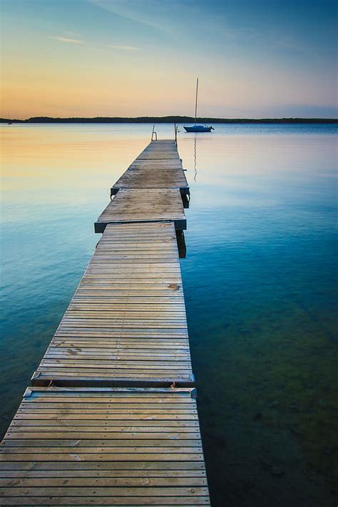 FOTOKONST NATUR SKÄRGÅRD Lång brygga o segelbåt Mats fotokonst