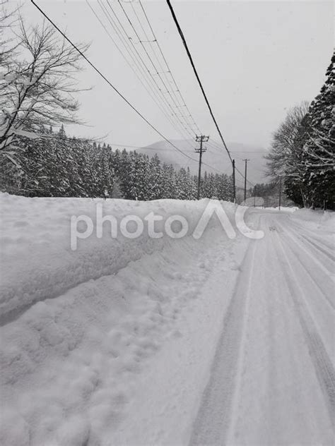 豪雪地帯の冬の道路 No 2563421｜写真素材なら「写真ac」無料（フリー）ダウンロードok