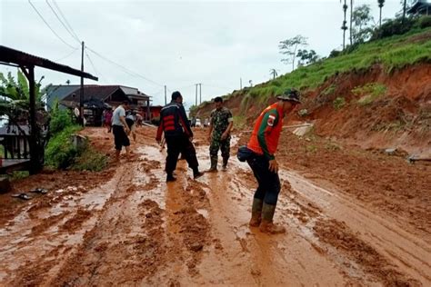 Kawasan Garut Selatan Dilanda Longsor Jalur Utama Bungbulang