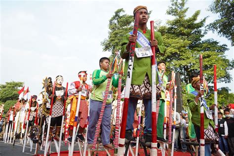 Gelar Tiga Parade Sekaligus Bupati Kediri Berharap Warga Kediri Tetap