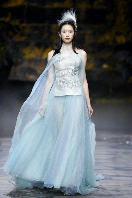 Pin By Ally Oune On Gowns Fashion China Fashion Week China Fashion