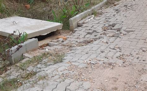 Buracos E Bueiros Entupidos Tomam Conta De Rua No Santa Helena