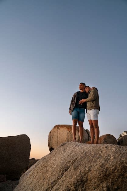 Pareja Masculina Gay En La Playa Foto Gratis