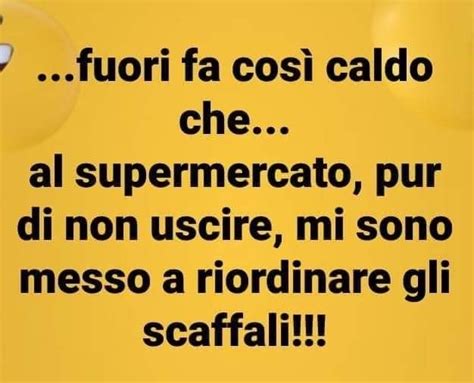 A Yellow Sign That Says Fuori Fa Cosi Caldo Che Al Supermerato Pur Di