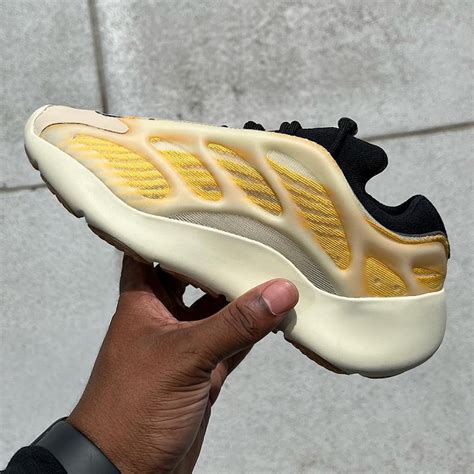 Adidas Yeezy 700 V3 Mono Safflower Hp5425