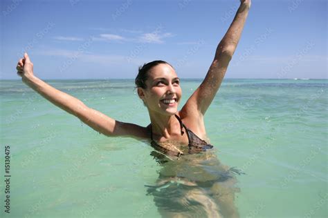 Foto De Jeune Femme Se Baignant La Mer En Levant Les Bras Do Stock