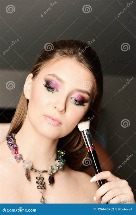 Signora Con Le Spalle Nude Ed Il Fronte Misterioso Fotografia Stock Immagine Di Misterioso