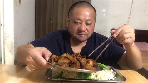 老哥一大早去菜市场买了肉，做一个红烧肉，然后拌面，相当哇噻 Youtube