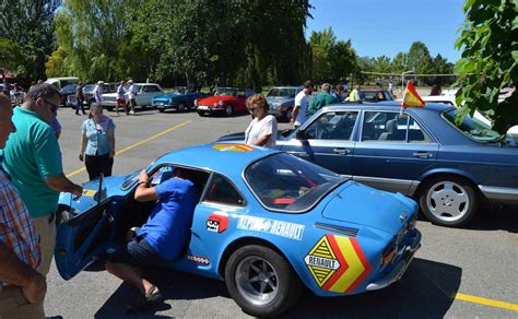 Medio centenar de coches antiguos participa en la concentración de